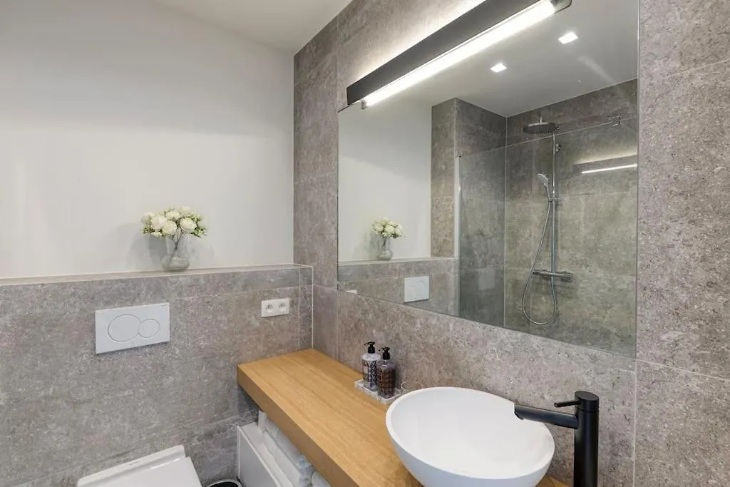 Designer Flat 2Br - Central Daire Anvers